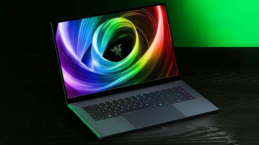 Bị Hét Giá 3.300 USD, Game Thủ Độ Tản Nước Laptop Chỉ 130 USD
