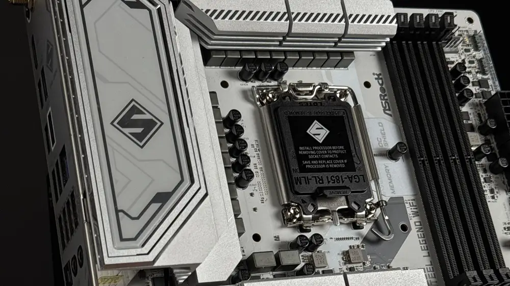 Chuẩn socket LGA với chân kim loại nằm trên bo mạch chủ