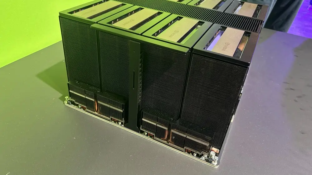 Kiến trúc mạng liên kết NVLink 5.0 full mesh hai chiều 14.4 TB/s trên HGX B300