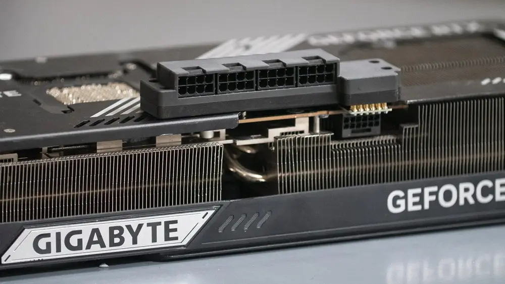 Card đồ họa NVIDIA RTX 5090 được độ mạch 4 cổng 8-pin PCIe thay thế cổng 12V-2x6