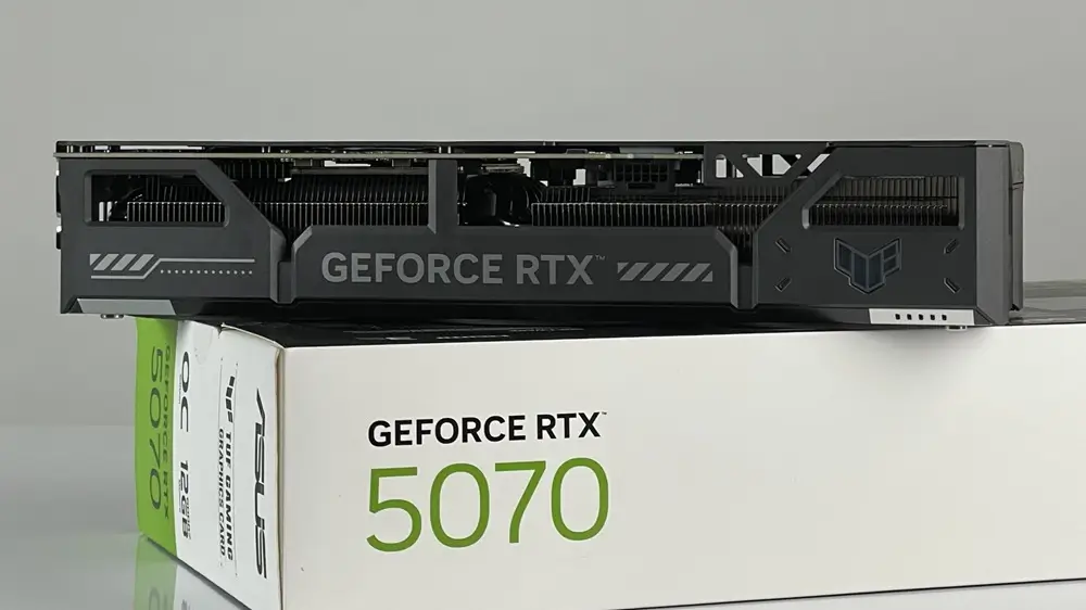 Đầu cắm nguồn 12V-2x6 chuẩn ATX 3.1 mới nhất trên VGA RTX 5070