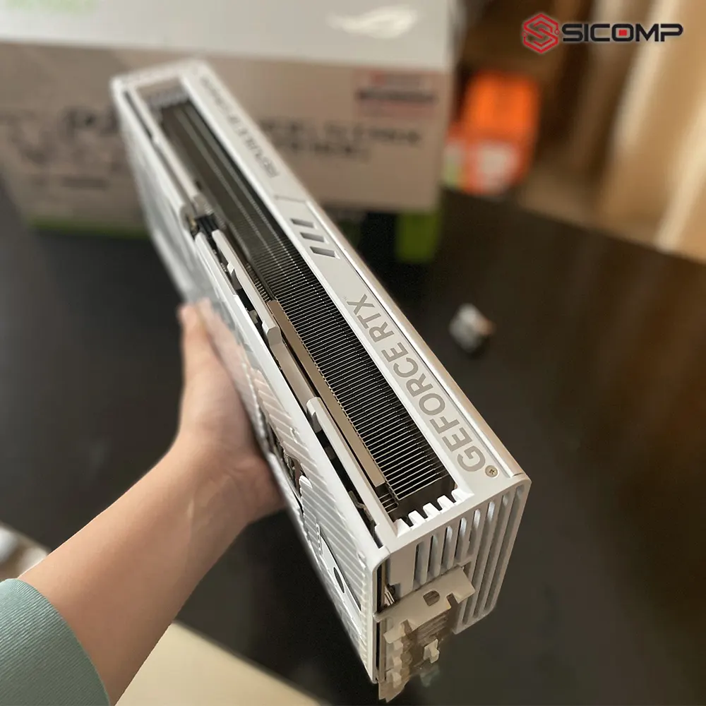 Khung bảo vệ chống cong vênh và tấm ốp kim loại cao cấp ở mặt sau