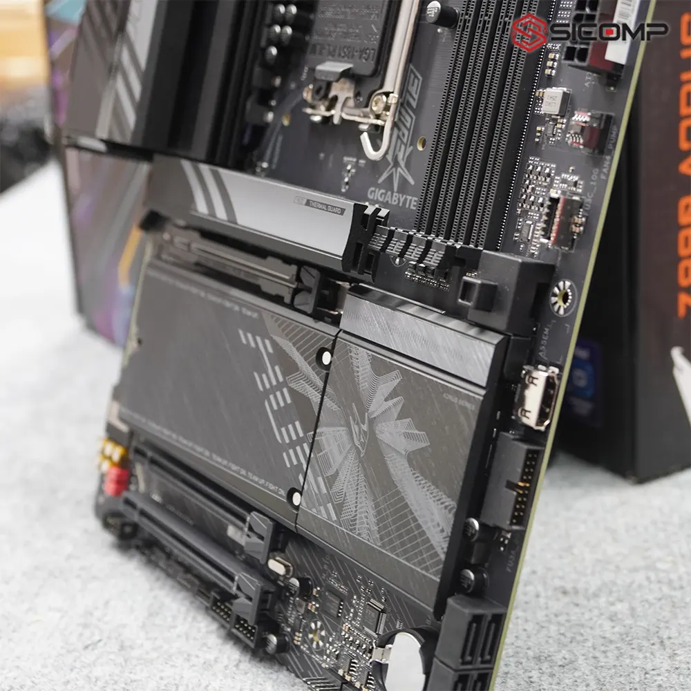 Hệ thống lẫy khóa tháo nhanh thông minh EZ-Latch trên bo mạch chủ Gigabyte