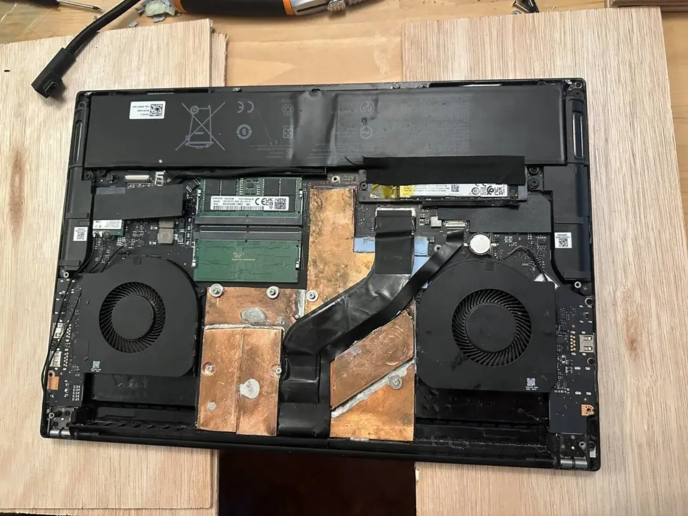 Bài đăng chia sẻ trên Reddit về chi phí thay cụm tản nhiệt laptop Razer Blade 16