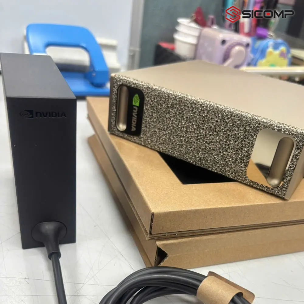 NVIDIA DGX Spark cùng với bộ nguồn sạc đi kèm theo máy