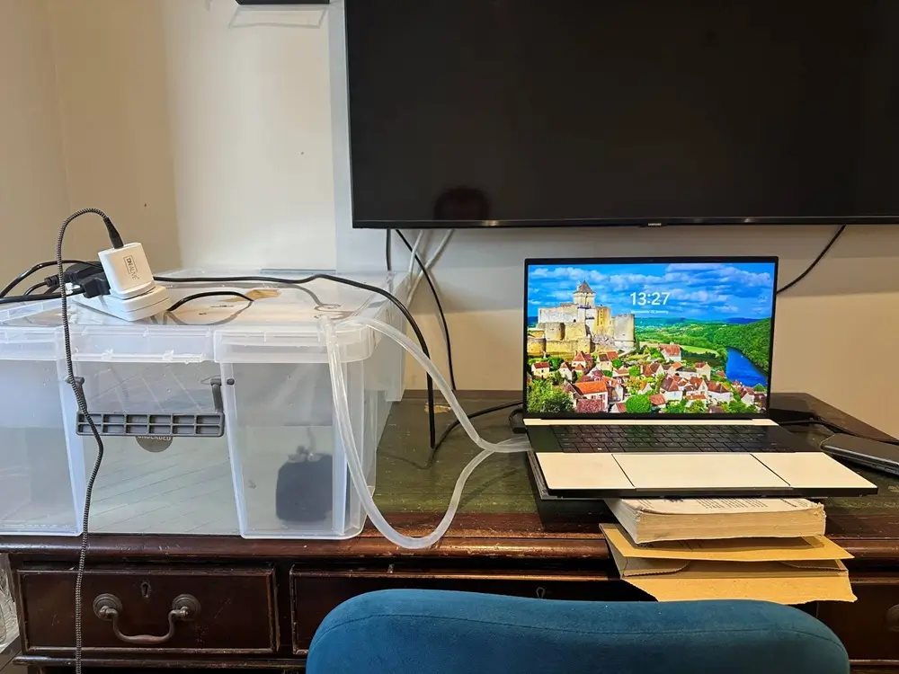 Khối tản nhiệt nước tự chế gắn trực tiếp lên bo mạch laptop gaming